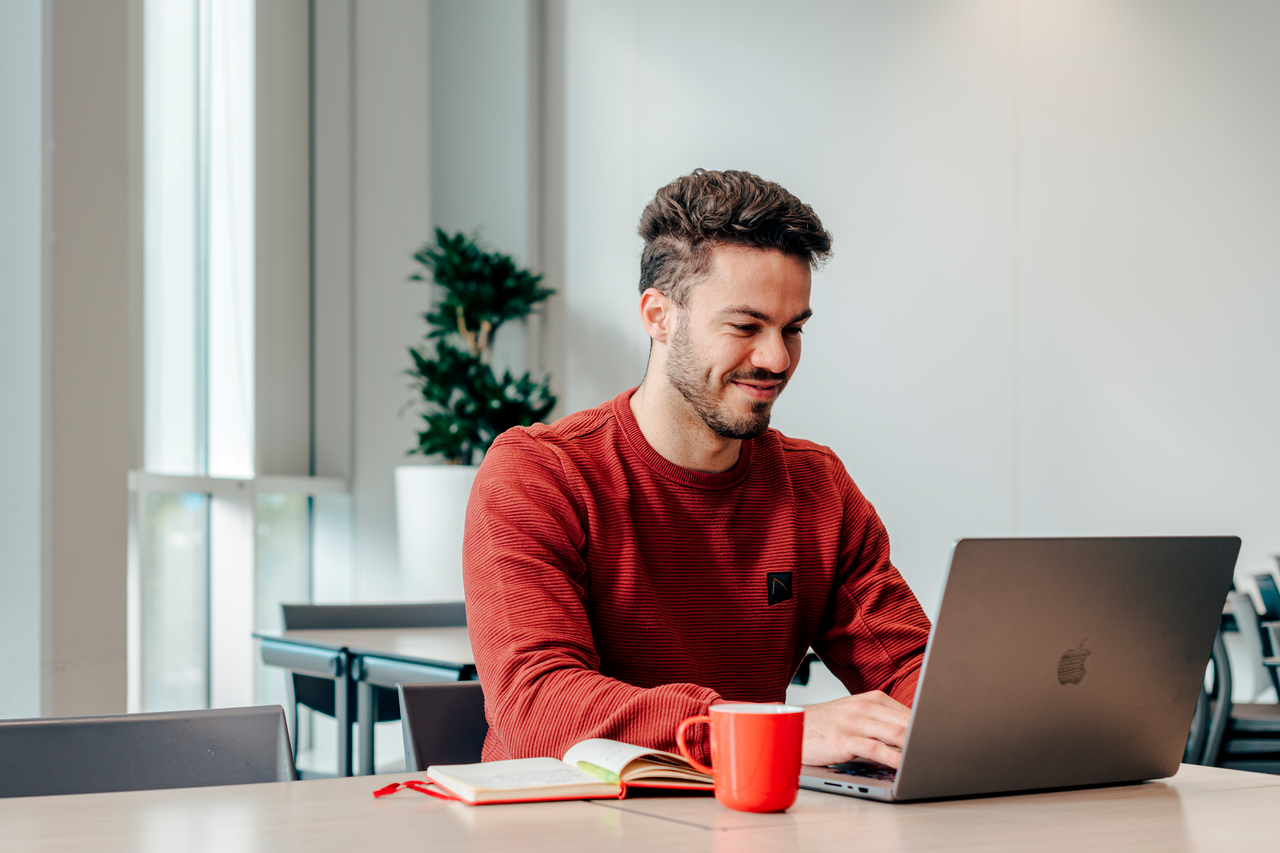 Martijn van Leeuwen achter laptop