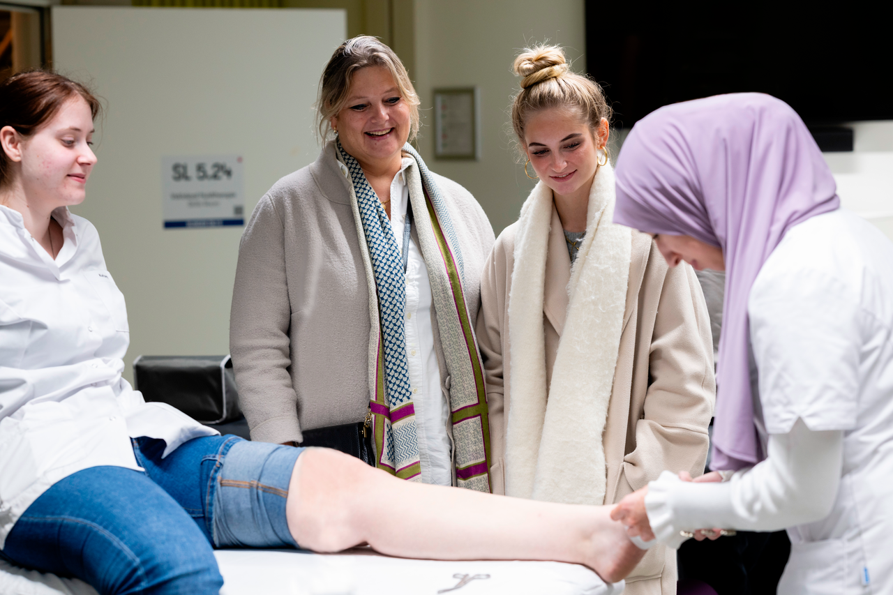 Ouder en kind bezoeken praktijkles Open Dag