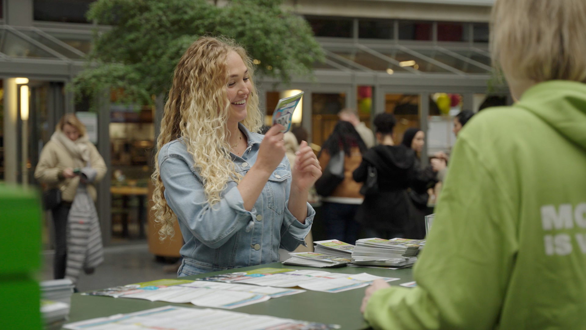 Romy bij de welkomstbalie